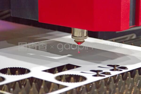 激光平板金屬切割機即將啟動。